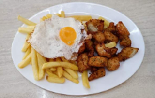 Plato Combinado De Lágrimas De Pollo, Patatas y Huevo