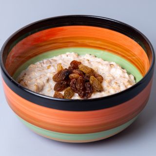 Ovsena kaša sa suvim grožđem