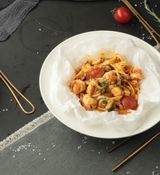 Paste cu fructe de mare în sos de roșii