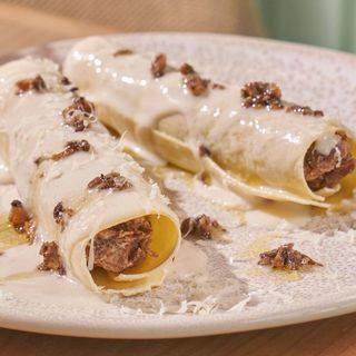 Canelón de Ternera con Bechamel de Boletus y Trufa