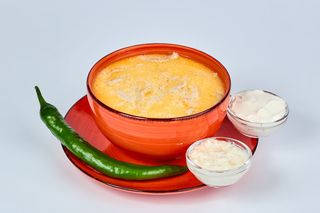 Ciorbă de burtă cu mujdei de usturoi (smântână opțional)