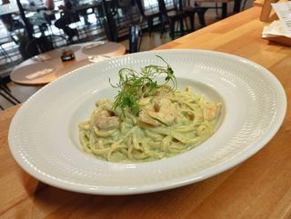 Fettuccine camarão ao pesto