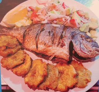 Dorada,patacones y ensalada