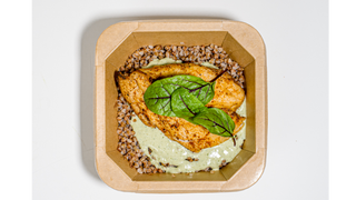 Kasza gryczana, filet z kurczaka sos śmietankowy z pesto