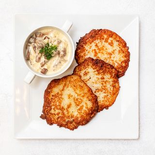 Placki ziemniaczane z kurkami w śmietanie