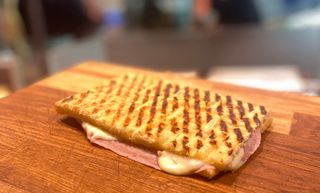 Paninis De York Y Queso, Planchados Con Mantequilla