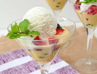 ნაღების ნაყინი კენკრით, მერენგებით და კარამელით