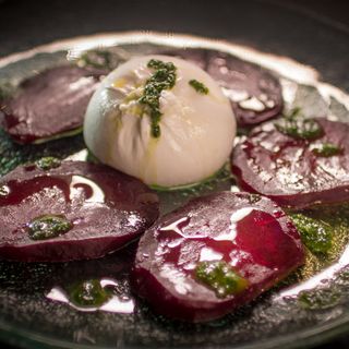 Салата с червено цвекло и бурата с трюфел /0.300 кг/