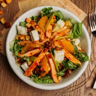 Salată cu pui în sos sweet chilli și stafide