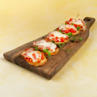 Brusketi caprese