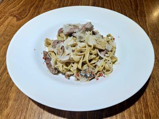 Paste cu mușchi de vită, mix de ciuperci și cremă de trufe 