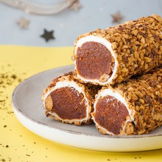 Rulou cu migdale, curmale si morcov (de post/vegan)