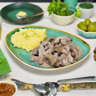 Бефстроганов из говядины с пюре