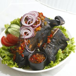 Говяжьи ребра с картофельным пюре и соусом