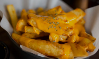 Patatine con cheddar e formaggio