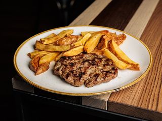 Hamburger di manzo al piatto