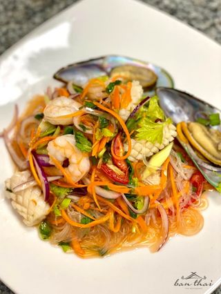 Yum Vunsen Talay (Sałatka z owocami morza)