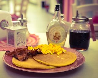 Pancakes uova e bacon 