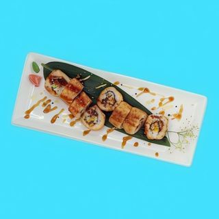 Sombre salmón Philadelphia roll a la tempura (8 pzs.)