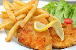 Cotoletta di pollo con patate fritte