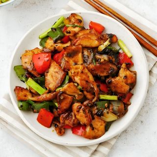 55. Пилешко със зеленчуци (800г)