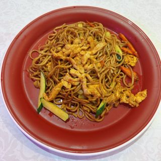 Tallarines fritos con pollo