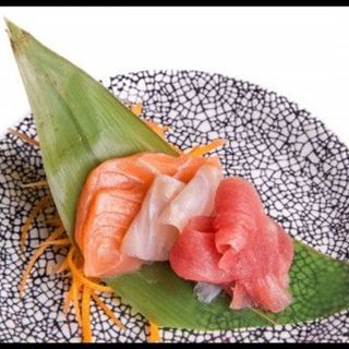 Sashimi Misto -- tonno, salmone, branzino (due pezzi per ogni tipo di pesce)