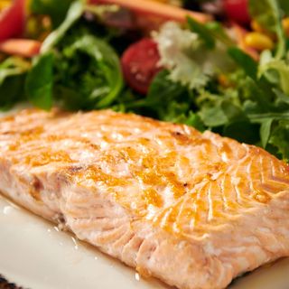 Salmón A La Plancha Con Ensalada Fresca