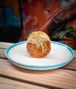 Круасан круглий "Фісташковий пломбір"