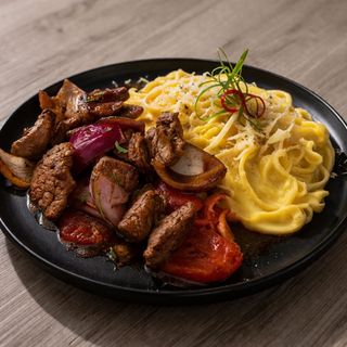 Fetuccini con lomo saltado