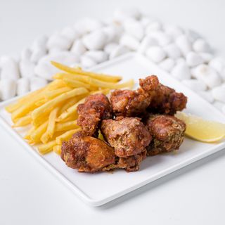 Соковиті крильця з соусом Кет (1/2) з картоплею (430г)