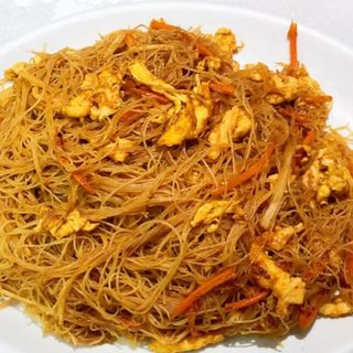 Fideos De Arroz Frito Con Pollo