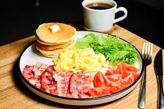 Панкейки зі скремблом та беконом