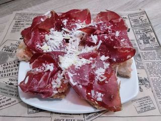 Tosta De Cecina Con Parmesano Y Tomate