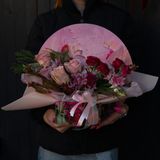 Композиція в деревяній коробці  в рожевих кольорах