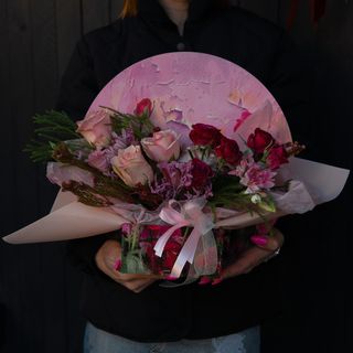 Композиція в деревяній коробці  в рожевих кольорах