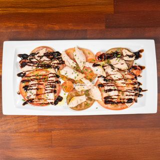 Ensalada De Variedad De Tomates Aliñados Con Melva Del Estrecho