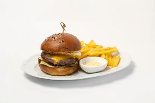 Бургер из мраморной говядины с картофельными дипперами