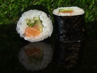 Hosomaki z łososiem i ogórkiem
