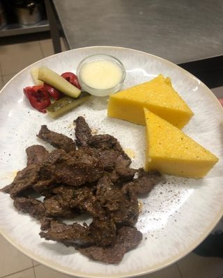 Pastrama de oaie cu mamaliguta si mujdei