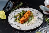 Стейк из семги с брокколи и соусом лимончиз