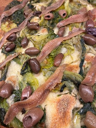 Scarola , olive di Gaeta, alici del cantabrico - 1/2 pala