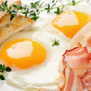 Ouă ochi cu bacon și salată