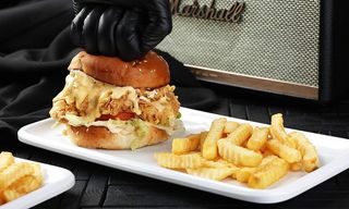 საფირმო ქათმის ბურგერი + ფრი