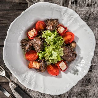 Salată-mix cu ficat de pui și ardei copt