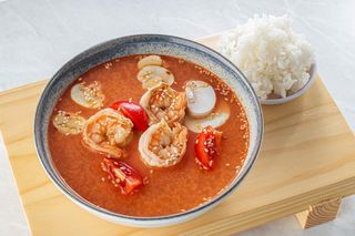 Tom jam sa škampima