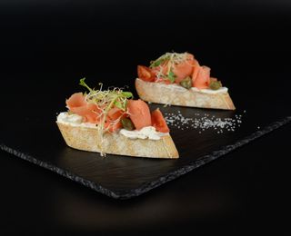 Брускетта з лососем