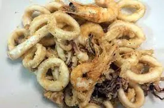 Fritto di calamari e gamberetti