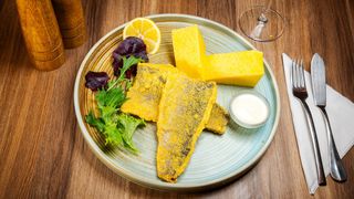 File de păstrăv prăjit cu mămăliguță și mujdei