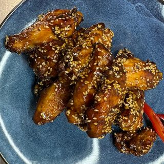 курячі крильця у солодкому соусі з кунжутом